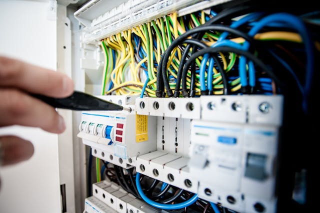 Électricien vs électrotechnicien quelles différences